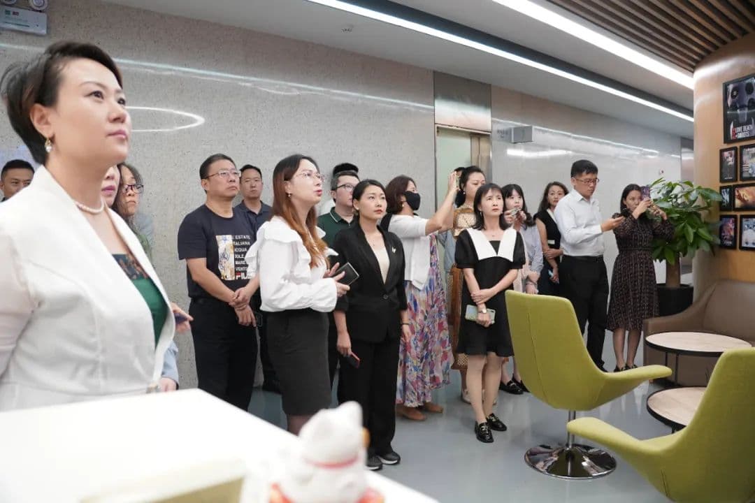 瑞云科技镭速销售总监邱斌带领一行参观讲解